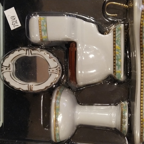 Town Square Miniatures Porcelain Bathroom Set - Picture 2 of 5